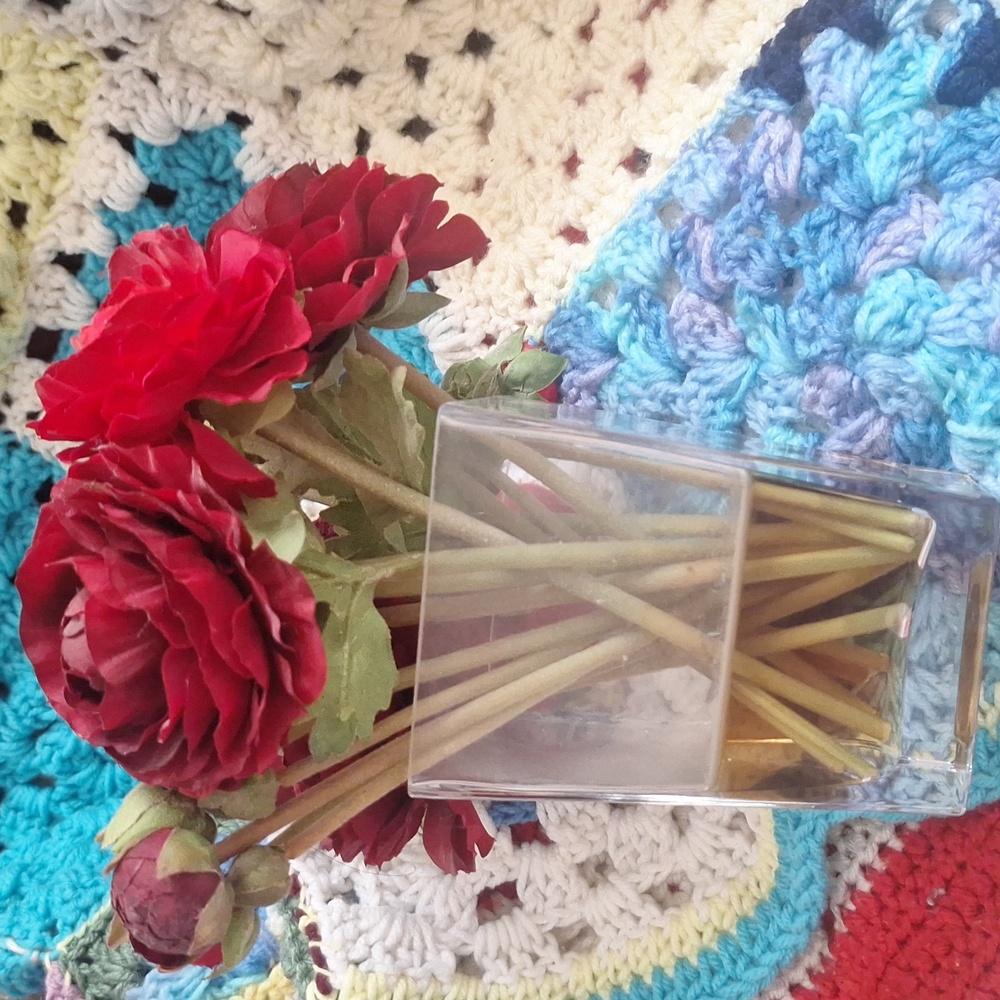 💥Losses set in glass vase,looks like water 16" tall